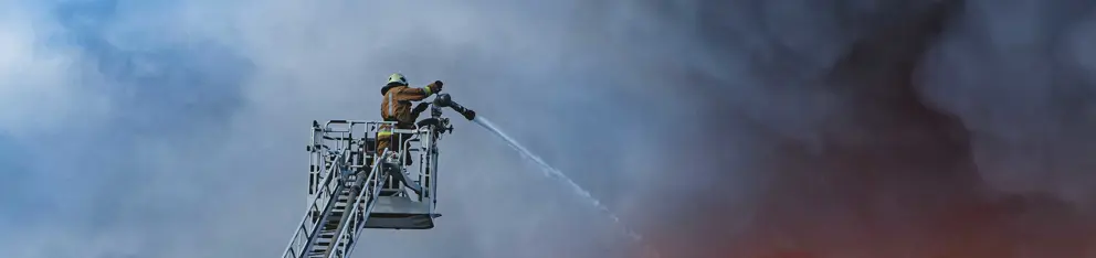 Brandweerman die een vuur blust - Un pompier en train d'éteindre un incendie