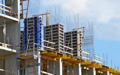 Kolombekisting en wapening in een betonconstructie.