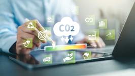 Digitale voorstelling van CO₂-uitstoot en duurzaamheidsindicatoren bij een laptop en tablet. Représentation numérique des émissions de CO₂ et d’indicateurs de durabilité sur un ordinateur portable et une tablette.