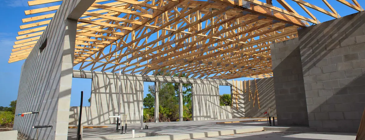 Ruwbouw met houten dakconstructie - Gros œuvre d’un bâtiment avec une charpente en bois en cours