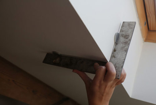 De haaksheid van een hoek wordt gemeten met een winkelhaak en dikteblokjes (stelblokjes)