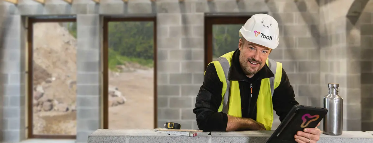 Employé sur chantier qui utilise Tooli sur sa tablette