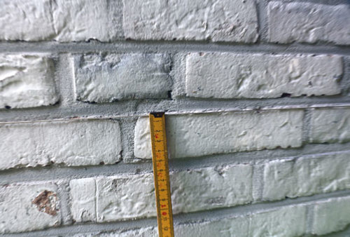 De rechtlijnigheid van stootvoegen (de verticale voegen) van metselwerk wordt gemeten met behulp van een opgespannen touw en een vouwmeter.